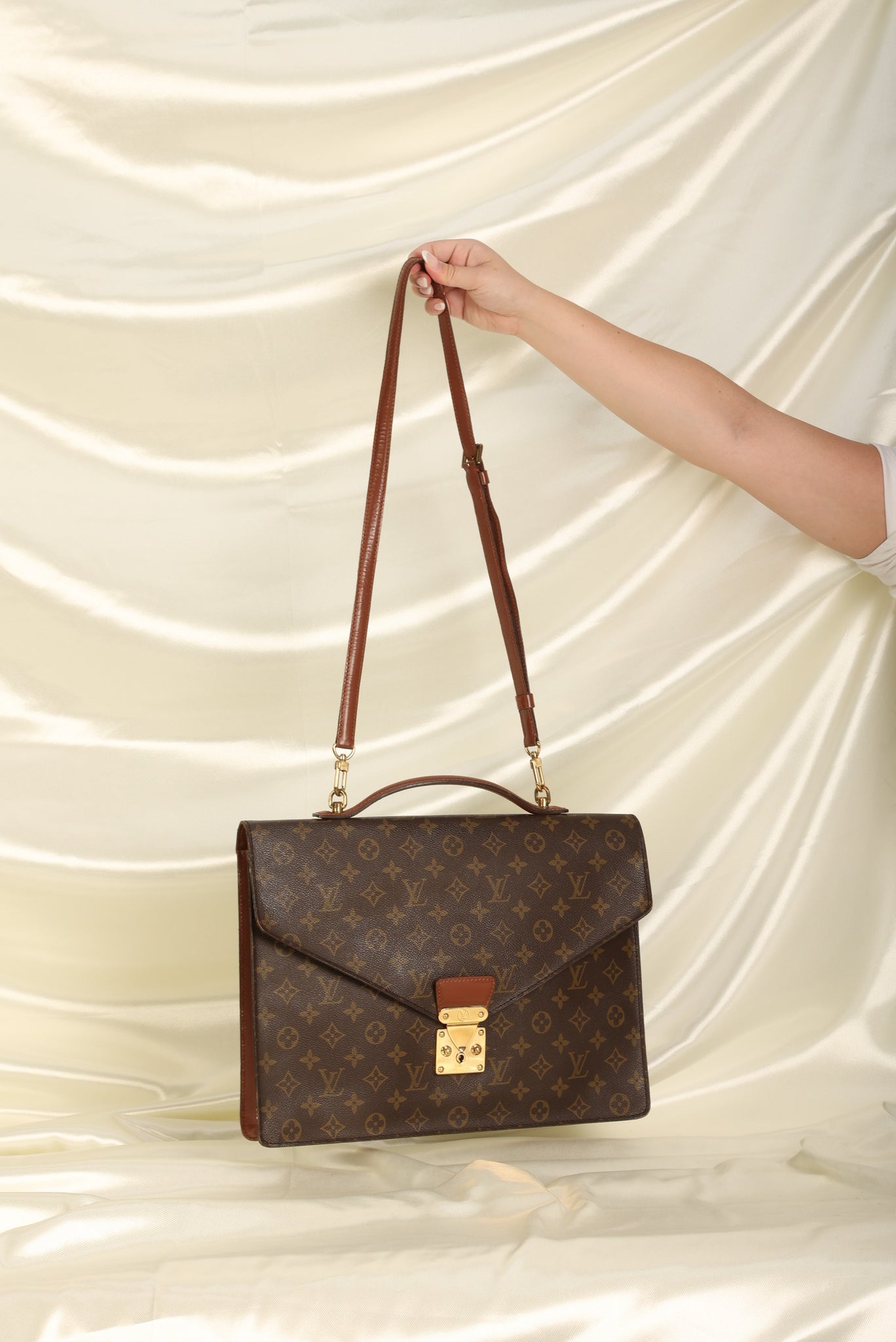 Pre-owned Louis Vuitton Monceau Cloth Handbag In Brown