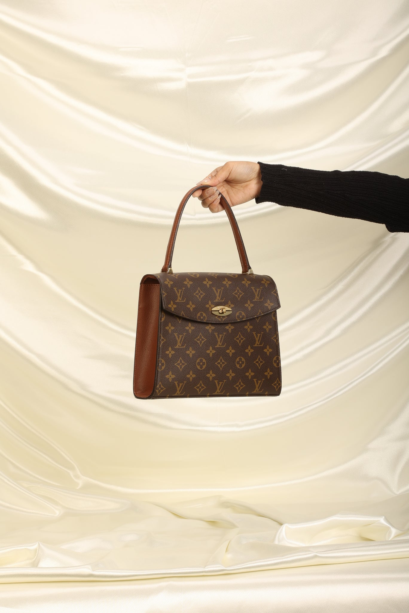 Louis Vuitton Pochette Metis Monogram Top Handle Handbag w/Shoulder Strap &  Bags