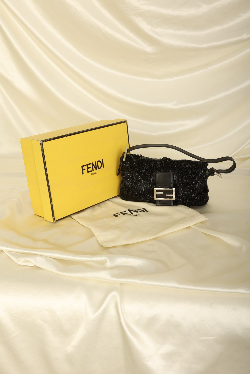 FENDI Zucca Mini Pochette ❤️Sold Vายแล้วค่ะ❤️ Size: 7”x2.5”x5.5  ใส่โทรศัพท์ได้ สภาพใ
