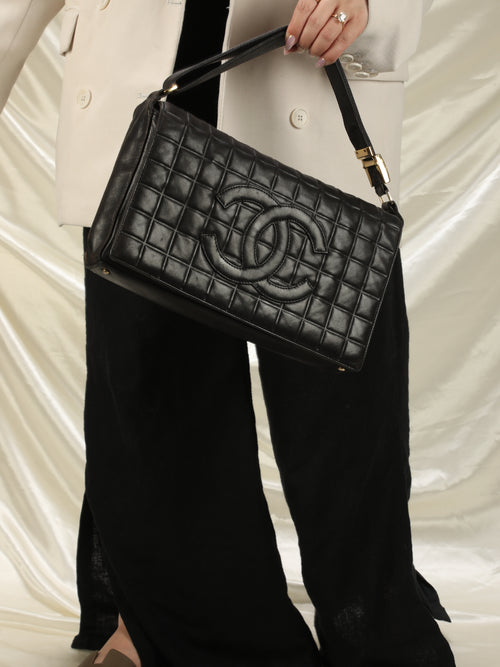 Pre-Owned Chanel chocolate bar shoulder bag A17370 Shiramskin leather black  (Fair)
