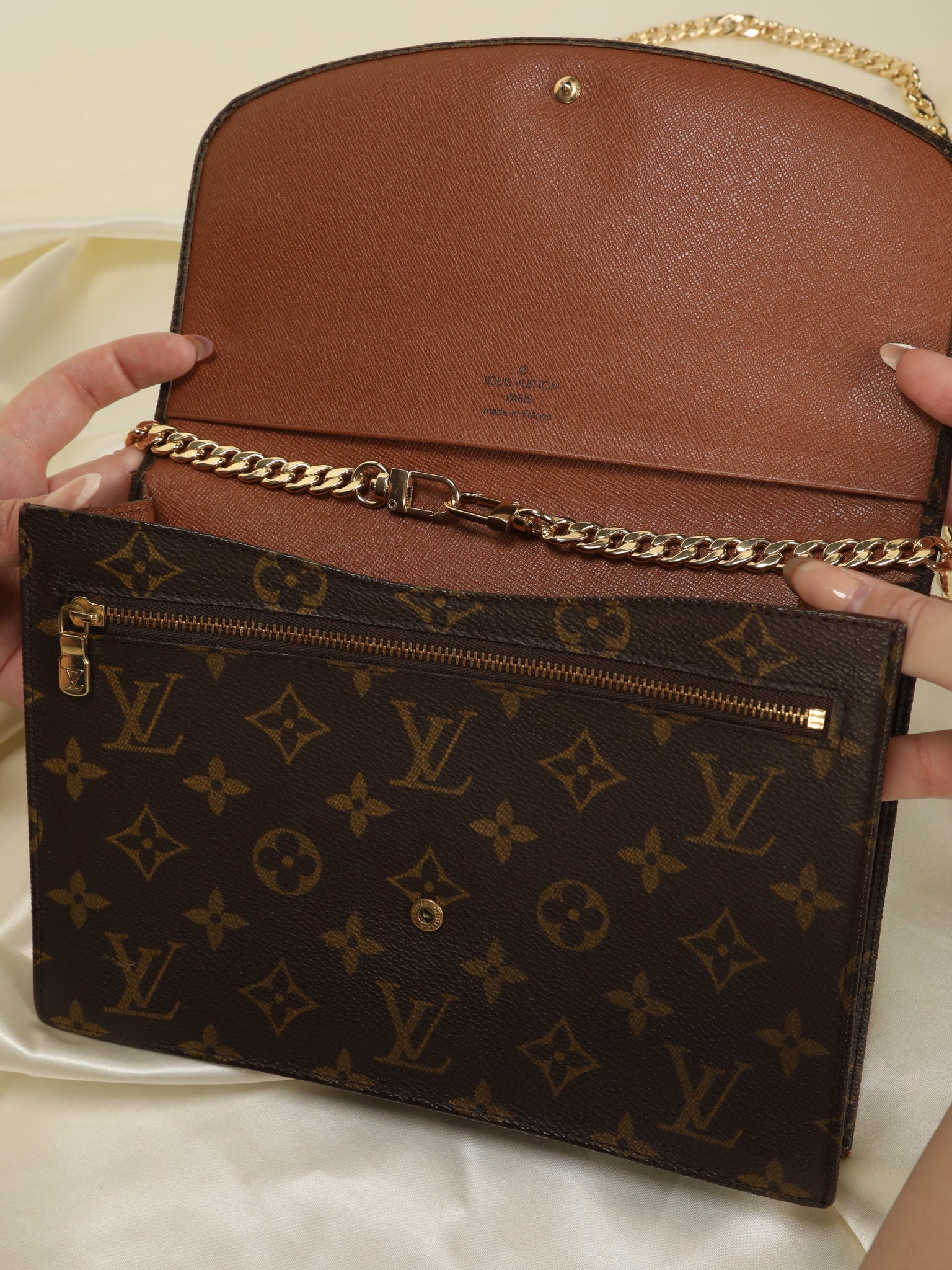 louis vuitton clutch with gold chain