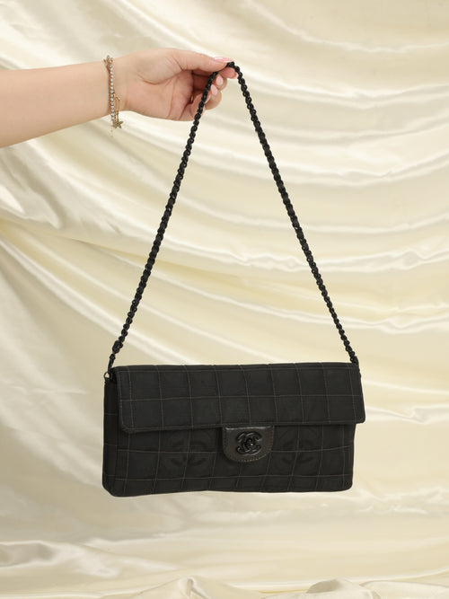 Lot - A Chanel Chocolate Bar flap bag