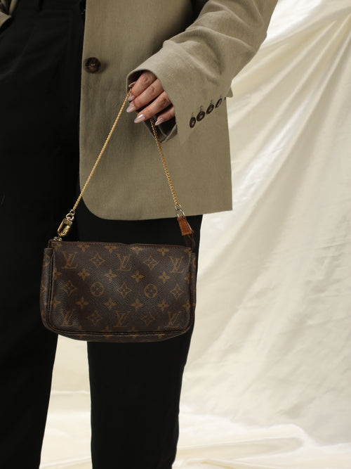 Louis Vuitton Pochette Accessoires with a chain 