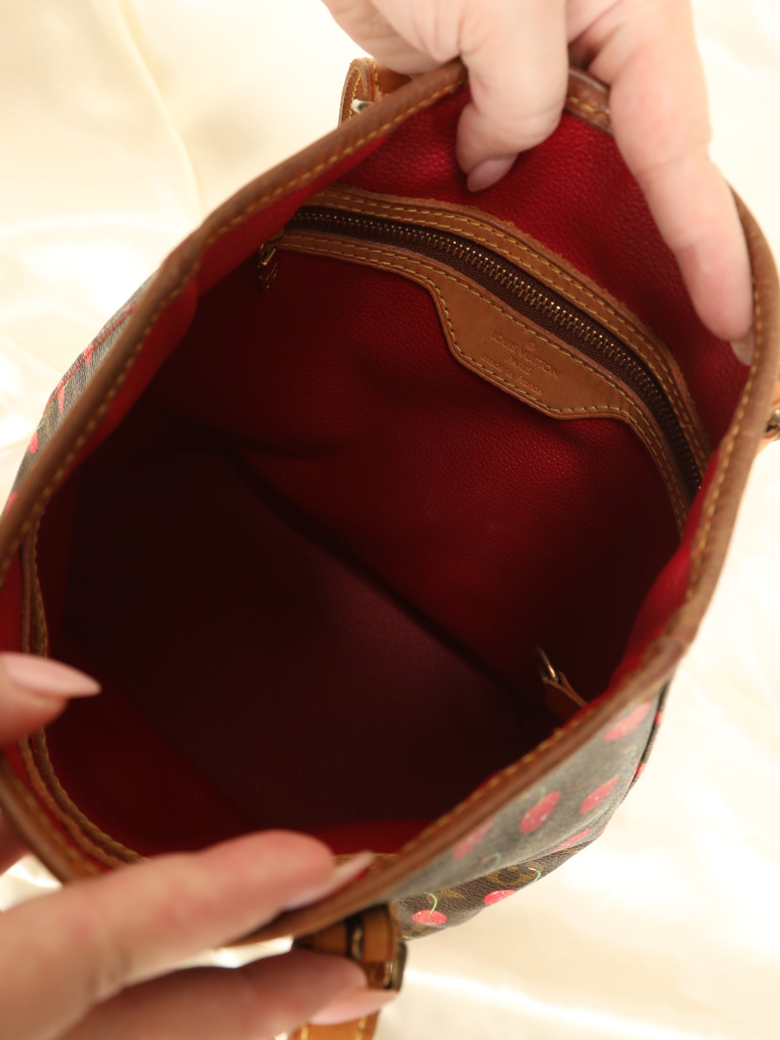 Sold at Auction: Louis Vuitton Bucket-Cerises Cherry Schultertasche