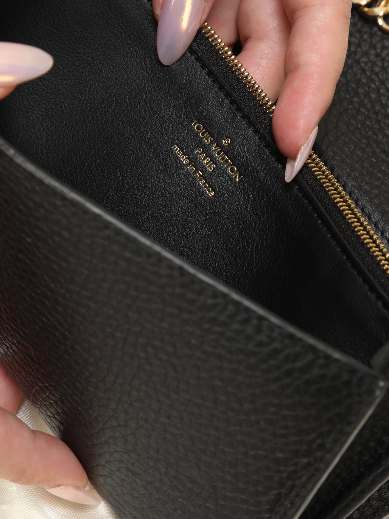 Shop Louis Vuitton CAPUCINES Capucines wallet (M61249) by Fanta.