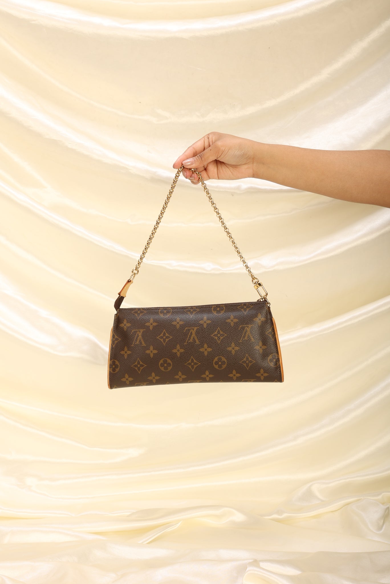 LOUIS VUITTON - PALLACE CHAIN Bag Review and What Fits