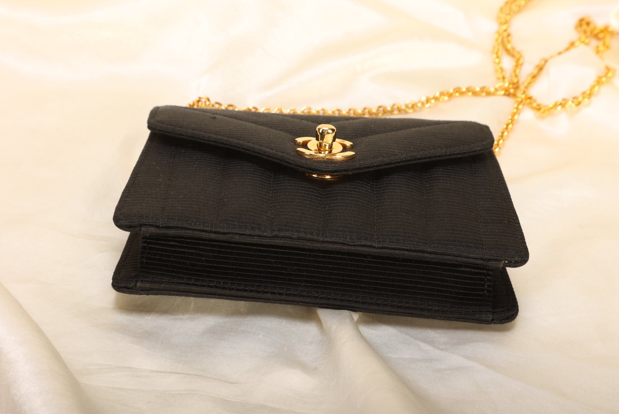 Shop Used Chanel Wallet on Chain
