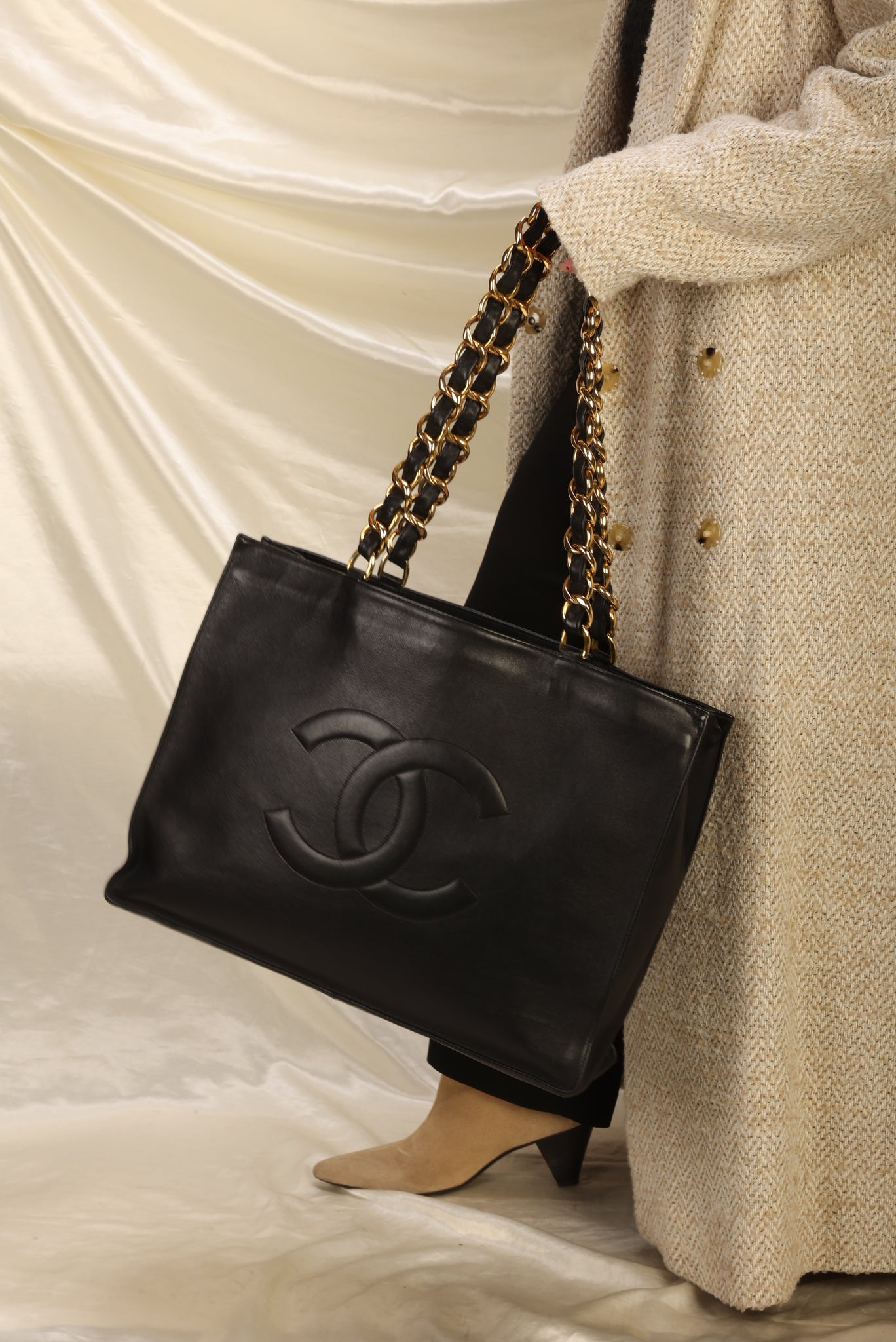 Chanel Shiny Aged Calfskin Timeless CC E/W Shopping Tote (SHF-FZUf4Q) –  LuxeDH