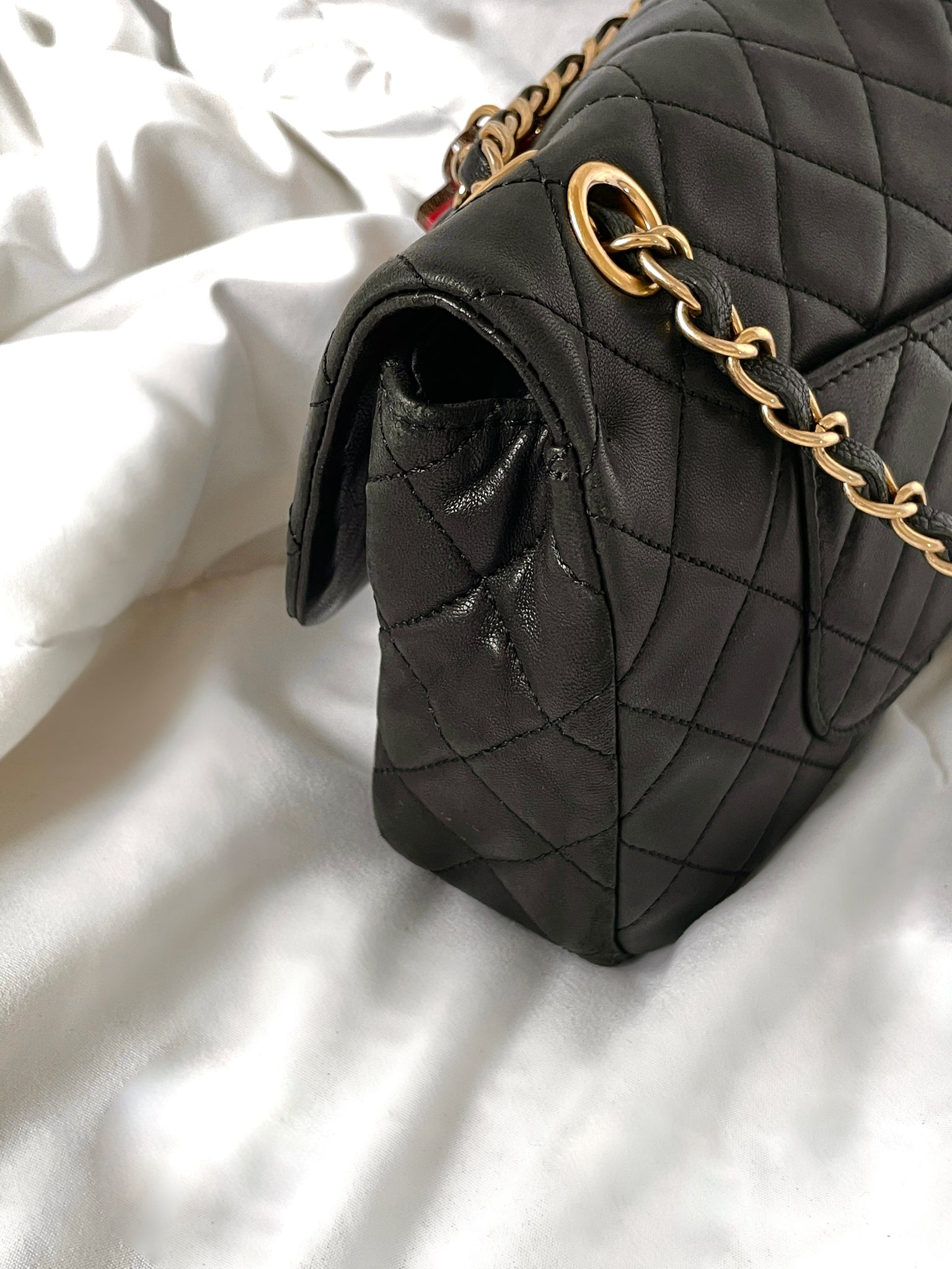 MEDIUM CHANEL CLASSIC DOUBLE FLAP BAG  Review & What Fits Inside! Black Caviar  Leather With Gold 